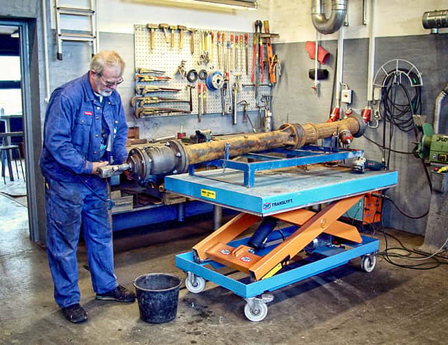 Man working next to lifting table